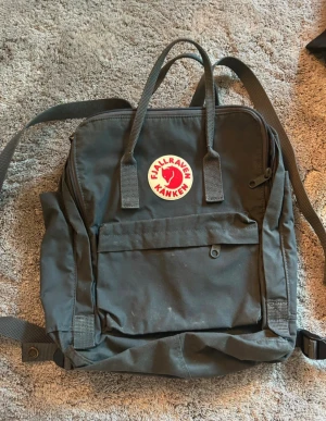Fjällräven kånken mörkgrå - Säljer denna ryggsäck från Fjällräven i mycket bra skick!
