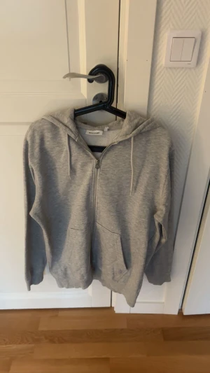 Grå weekday hoodie - Säljer denna gråa hoodie då den aldrig kommer till användning och bara tar plats