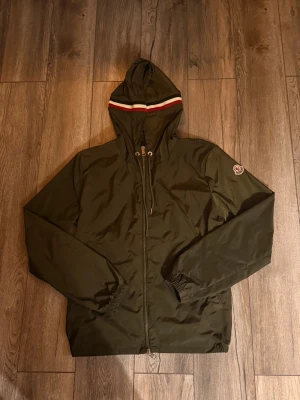 Grön vindjacka från Moncler - Mörkgrön moncler windbreaker. Storlek 1 vilket motsvarar S. Skick 9/10. Perfekt nu till lite kallare och regnigare dagar.
