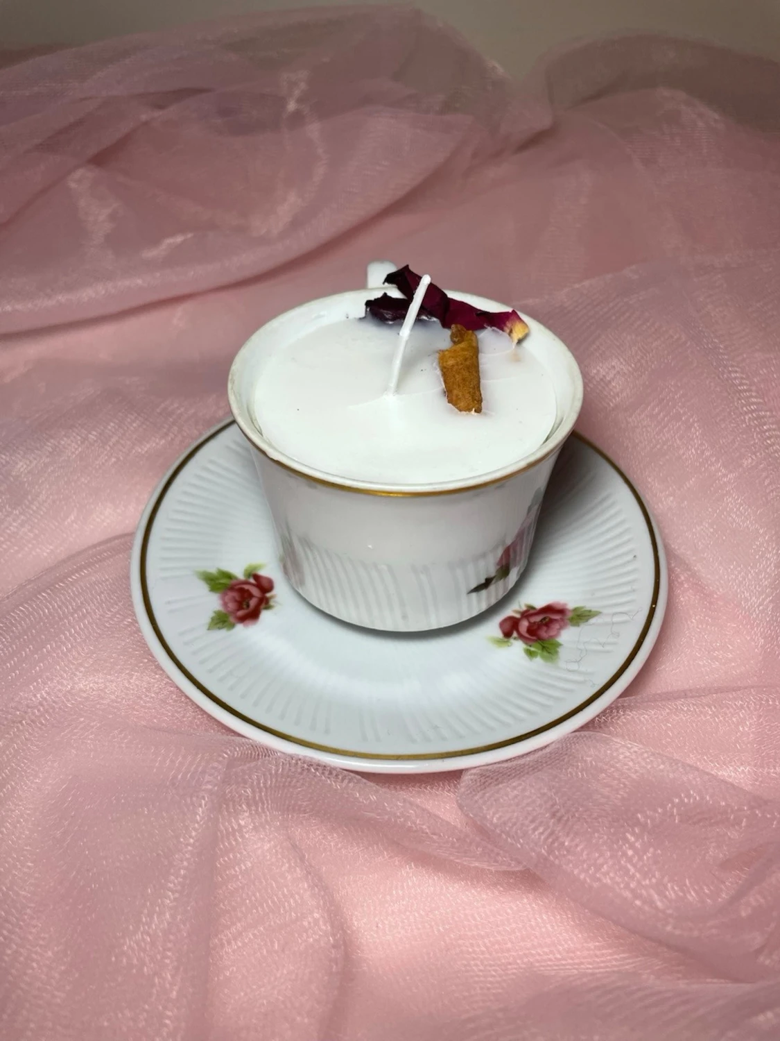 Doftljus i en tekopp i en vit färg med rosa blommor på nr 2 - 1