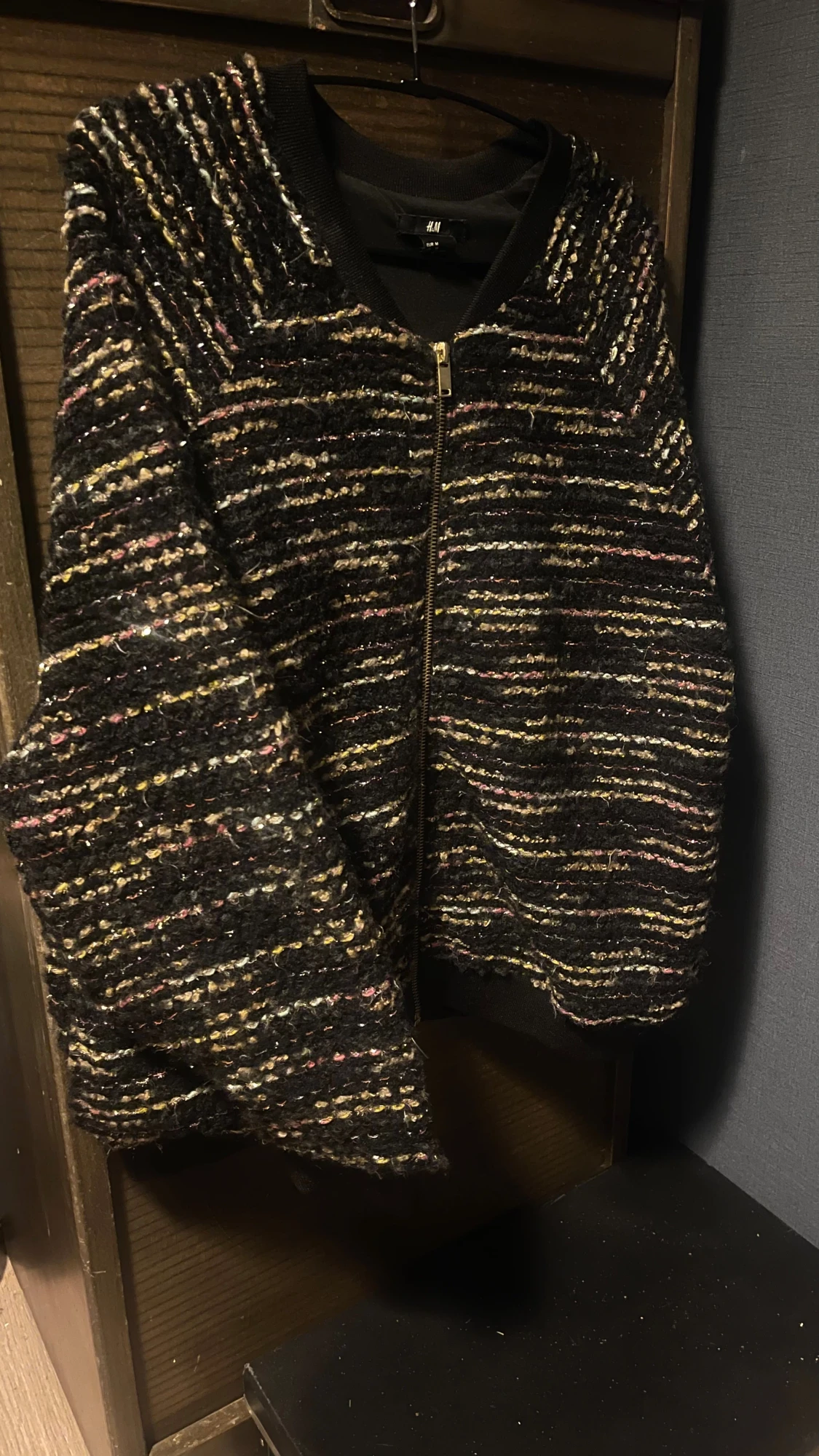 Svart kofta med glittriga ränder från H&M