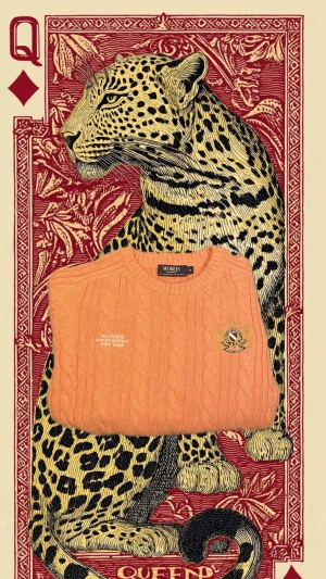 Orange stickad tröja från Morris - Snygg orange kabelstickad tröja från Morris i storlek M. Tröjan har rund hals, lång ärm och broderad logga på bröstet. Materialet är mjuk bomull och den har ribbade muddar vid hals, ärmslut och nederkant. Perfekt för dig som gillar klassisk stil med en twist.