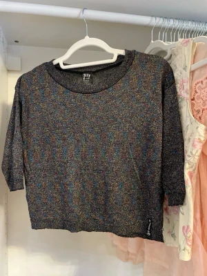 Stickad glittrig tröja - Stickad tröja med glitter från Silly & Ridiculous.  Perfekt till nyår och fest. Passar XS. 