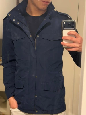 NN07 field jacket - En sjukt snygg och unik fieldjacket från NN07. | Otroligt skön och snygg färg som passar till allt. | Storlek S, passar S/M. | Modellen är 180. | Hör av er vid frågor!🌟