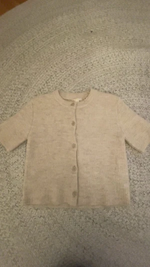  Stickad trekvarts kofta  -  Den är nästan helt ny nästan aldrig använd 