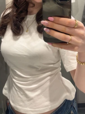 Figursydd T-shirt  - En figursydd T-shirt från Zara! Super bra skick endast använd 1 gång 