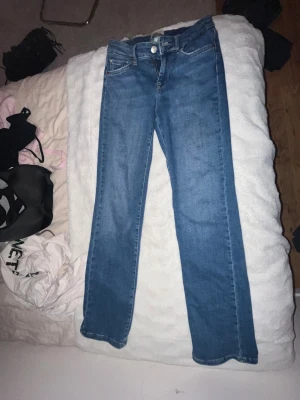 Mörkblå jeans - Ett par snygga jeans, typ midwaist från only