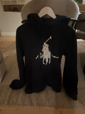 Raffe hoodie  - Hoodie från Ralph lauren, mycket bra skick jag har bara testat den! Skulle säga att den är lite liten i storleken men väldigt lite!