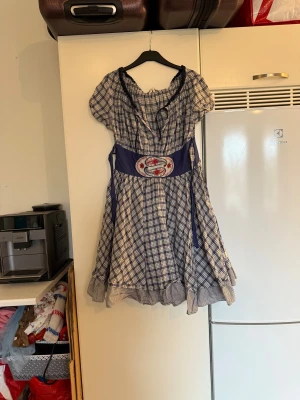 Odd molly klänning  - Säljer en supersnygg klänning i vitt och marinblått. Den har en lite större kjol. Från märket Odd Molly. Storlek 2 som enligt deras storleksguide motsvarar en M. Mycket fint skick, jag hittar inga synliga anmärkningar eller defekter.  