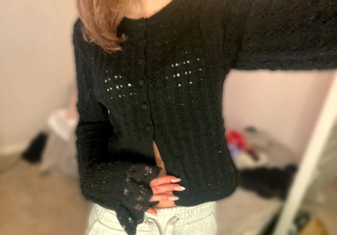 Svart kofta med spetsvolang