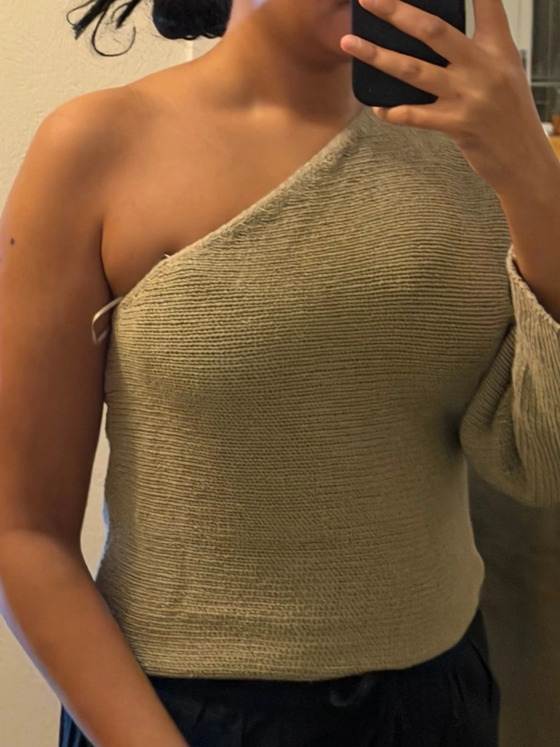 Beige stickad oneshoulder topp