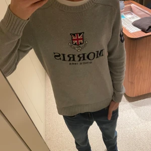 Grå stickad tröja från Morris - Säljer en grå stickad tröja från Morris med ett skönt tryck. Perfekt för fina tillfällen men också för vardag. Tröjan har inga defekter och är i gott skick. Hör av er vid minsta fundering eller fråga! Fler bilder går att få! Modellen är 180 och väger ca 62 kg! Pris ej hugget i sten!