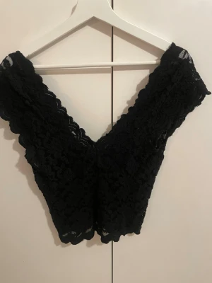 Spets topp - Spets topp från stradivarius, superfin att ha som den är eller med en tisha över 💕💕