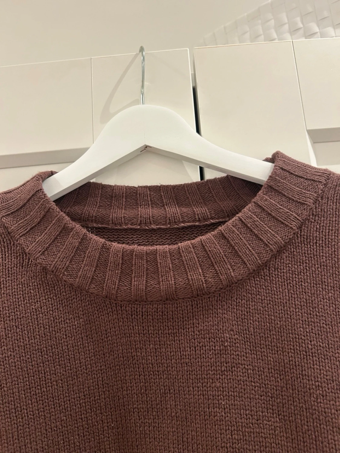 Stickad tröja med vikta armar  - 4