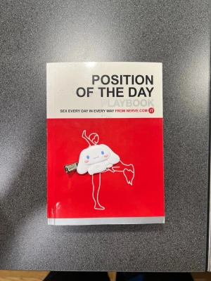 Position of the Day Playbook - En rolig och utmanande bok med 365 olika sexställningar, en för varje dag på året. Perfekt för dig som vill utforska nya sätt att ha kul och hålla gnistan vid liv. Varje position har illustrationer, kaloriberäkning och plats för egna kommentarer. Passar dom som vill ha inspiration och skratt.