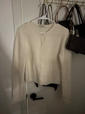 Vit kofta från Gina Tricot - Mysig vit kofta från Gina Tricot i storlek S. Koftan har rund hals, långa ärmar och knappar hela vägen framtill. Materialet är stickat och ger en mjuk känsla, superfin!💞