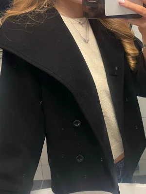 Svart kappa - Sparsamt använd, storlek 146/152 men passar mig som har xs,s