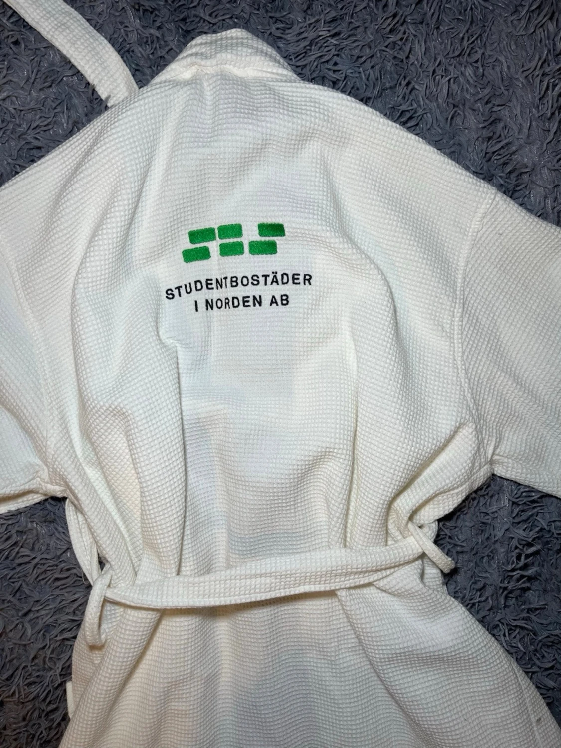 Vit badrock från Studentbostäder i Norden AB - 4