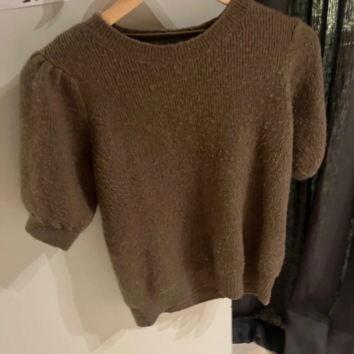 Brun stickad kortärmad tröja - 2