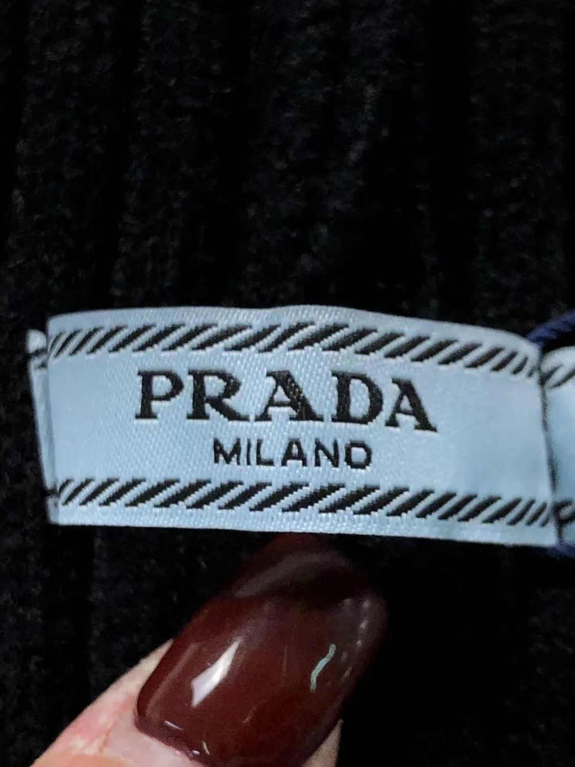 Svart ribbad mössa från Prada - 1