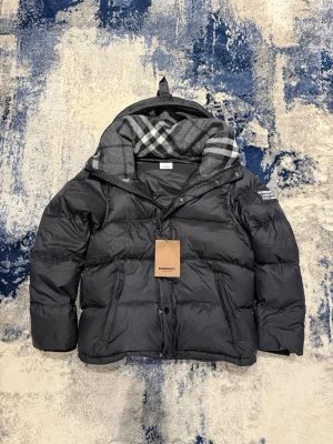 Burberry jacka - Tja! Säljer denna as feta burberry  jackan i nyskick. Jackan är aldrig använd. Inget kvitto finns! Storlek L men sitter mindre, han på bild är 185cm, 75kg. Hör av er vid funderingar! Går att göra till väst!