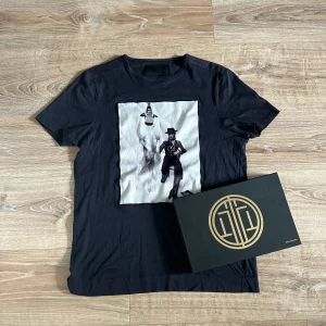 Limitato T-shirt  - En t-shirt i skicket 9/10 utan några defekter. Nypriset ligger på omkring 1500kr men säljs nu för 449kr. (OBS Box ingår inte)