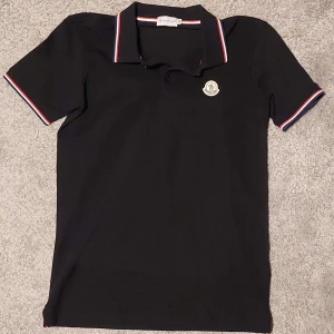 Moncler Piké - Svart Moncler Piké || Storlek M