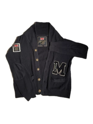 Morris Cardigan - Säljer denna riktigt snygga Morris Cardigan i Svart.    Skick - 9/10. Storlek - S                                                                                            Perfekt som julklapp eller till vardags.