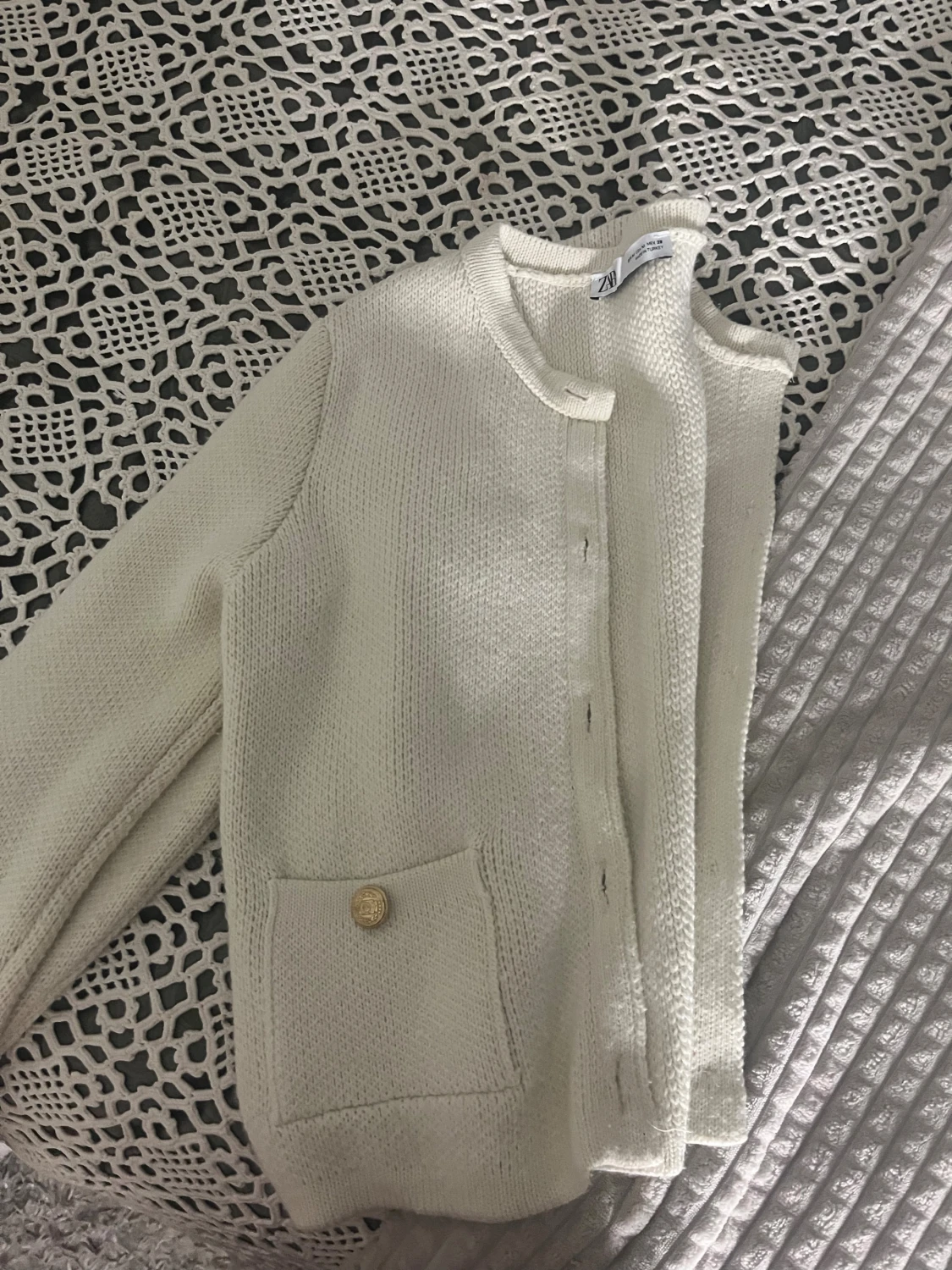 Vit stickad kofta från Zara med guldknappar - 1