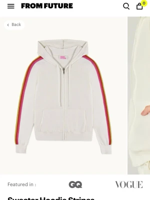 From future zip hoodie 100% kashmir - Sååå snygg och cool from future hoodie i 100% Kashmir från from future i vit/beige aktig färg! Bra skick men små tecken på användning❤️❤️ Skriv om du har några frågor!