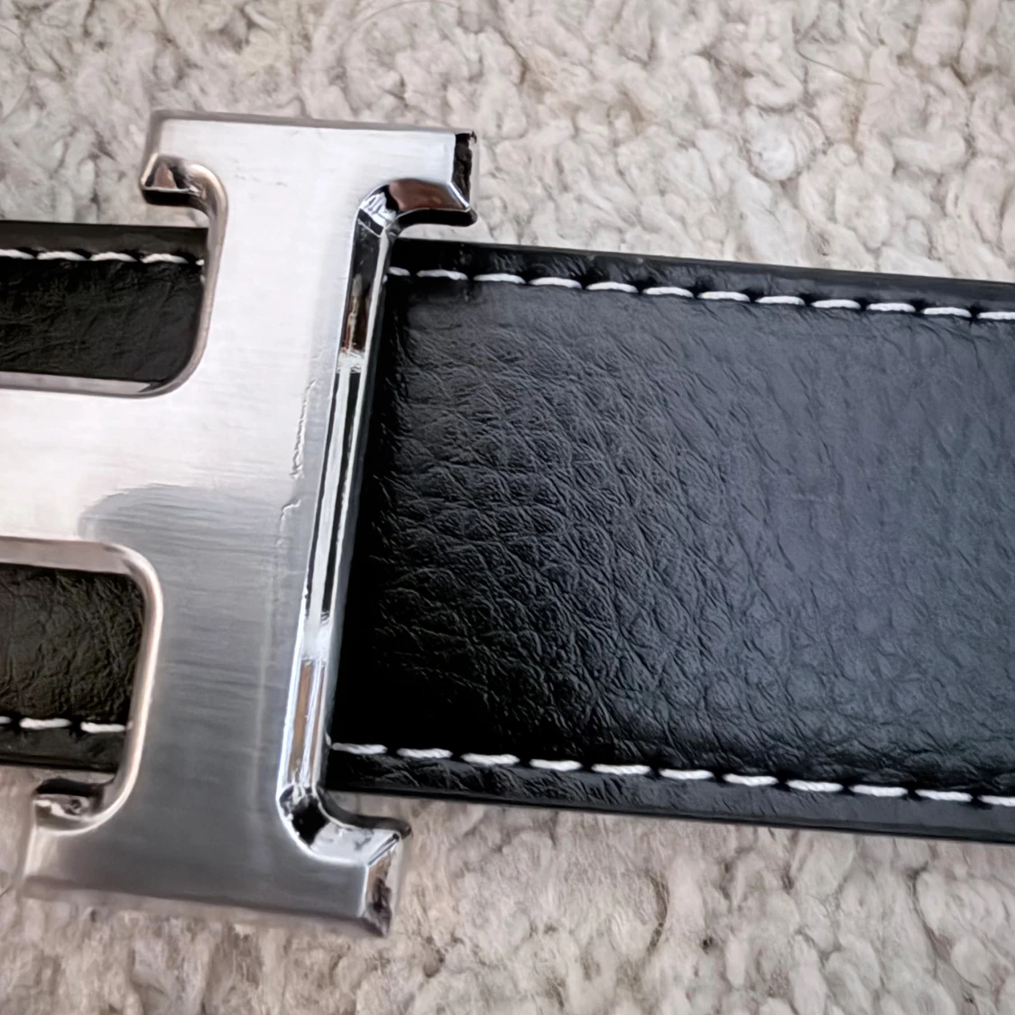 Svart skinnbälte med H-spänne