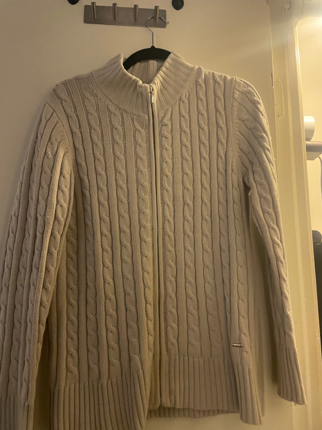 Beige stickad kofta från Sand - 2