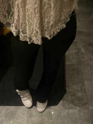 Isabel Marant storlek 39 beige / vit🤩 - Säljer ett par isabel Marant skor åt min syster helt nya. Vet ej om de är äkta därför att dom e köpta på Plick. 