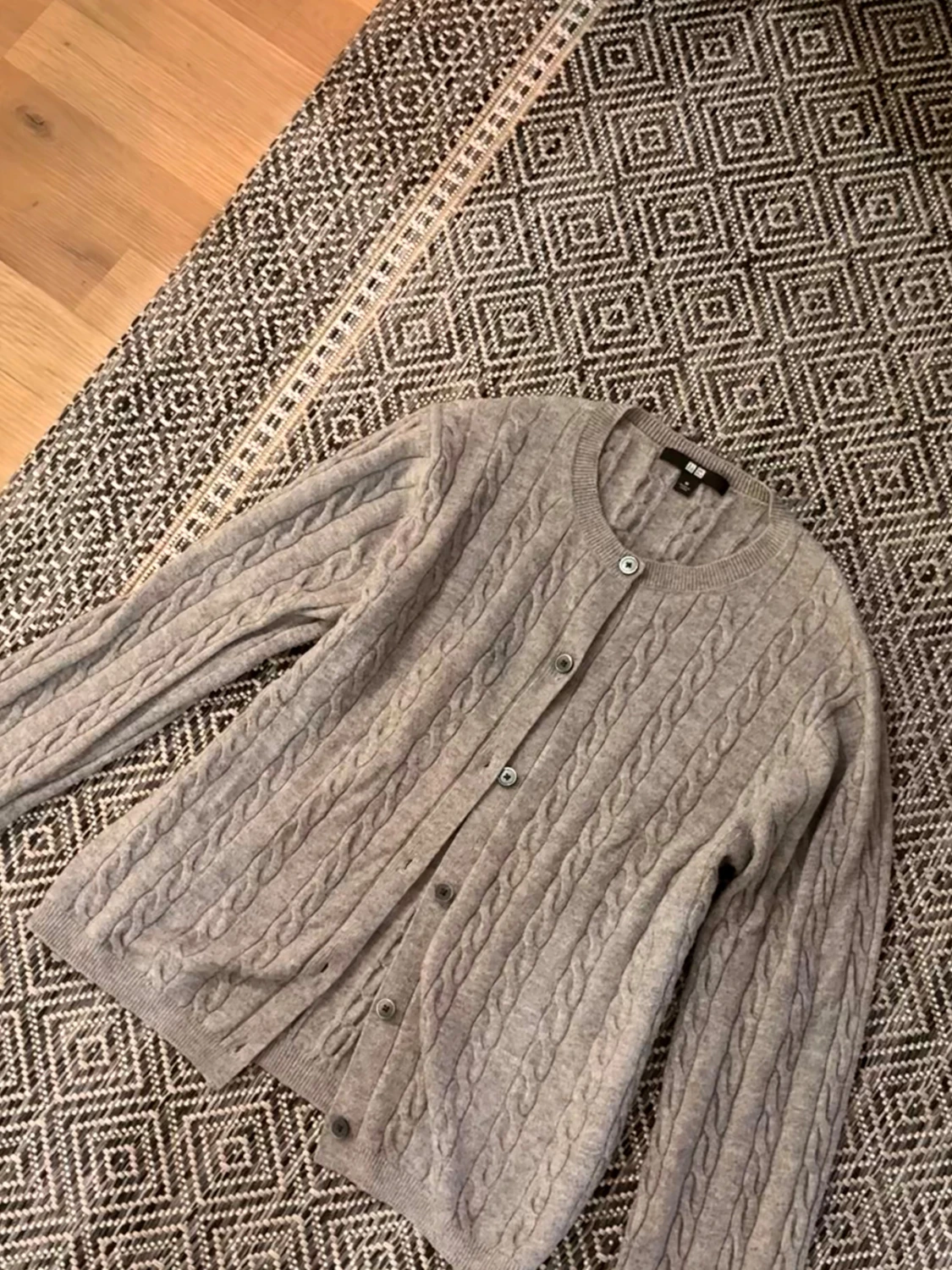 Grå kabelstickad kofta från Uniqlo - 1