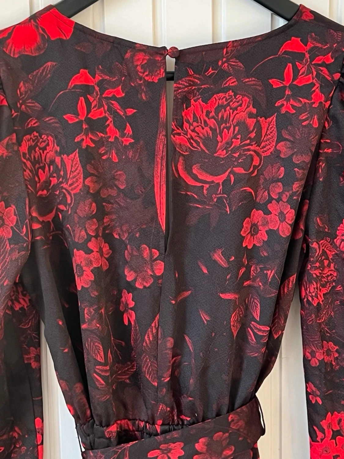 Vackert rödblommig byxdress - 1