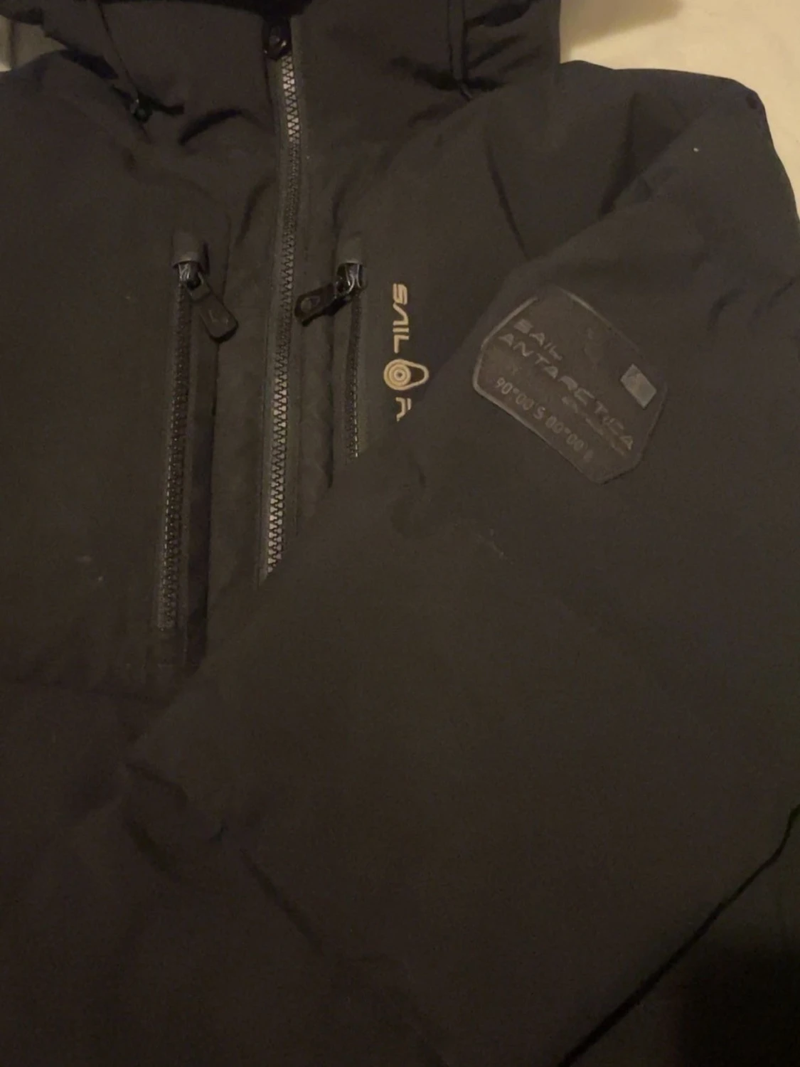 Svart dunjacka Sail Racing XS