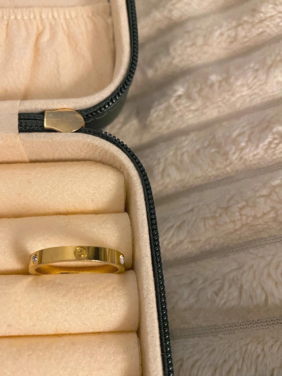 Guldfärgad ring med stenar