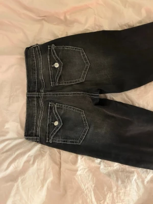 Utsvängda Jeans med coola fickor - Utsvängda Jeans med coola fickor Stolek S/170, mycket bra skicka 