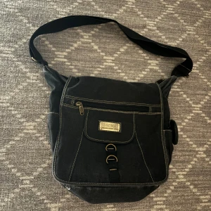 Väska - Armvsäka köpt för länge sen och använt några gånger. Perfekt inflr skol starten. Man kan se att den ör använt men man märker inte alls det så den är bra skick