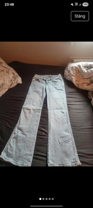 Bootcut ljusblå jeans från 157 XS - Säljer ett par ljusblå bootcut jeans från 157 i storlek XS Short, dubbla knappar fram och är tillverkade i mjukt denimtyg.  Ha ba använd fåtals gånger(2) så spm nya