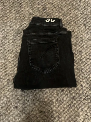 Dondup George - Ett par snygga gråa dondup George jeans i grymt skick, storlek 36, skriv vid fler frågor eller funderingar!