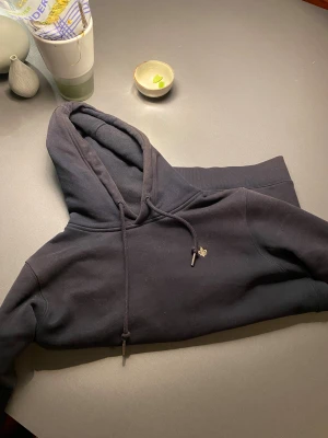 Morris hoodie - Säljer nu denna riktigt snygga Morris hoodien i st xs bara höra av dig vid frågor eller funderingar och pris kan absolut diskuteras.