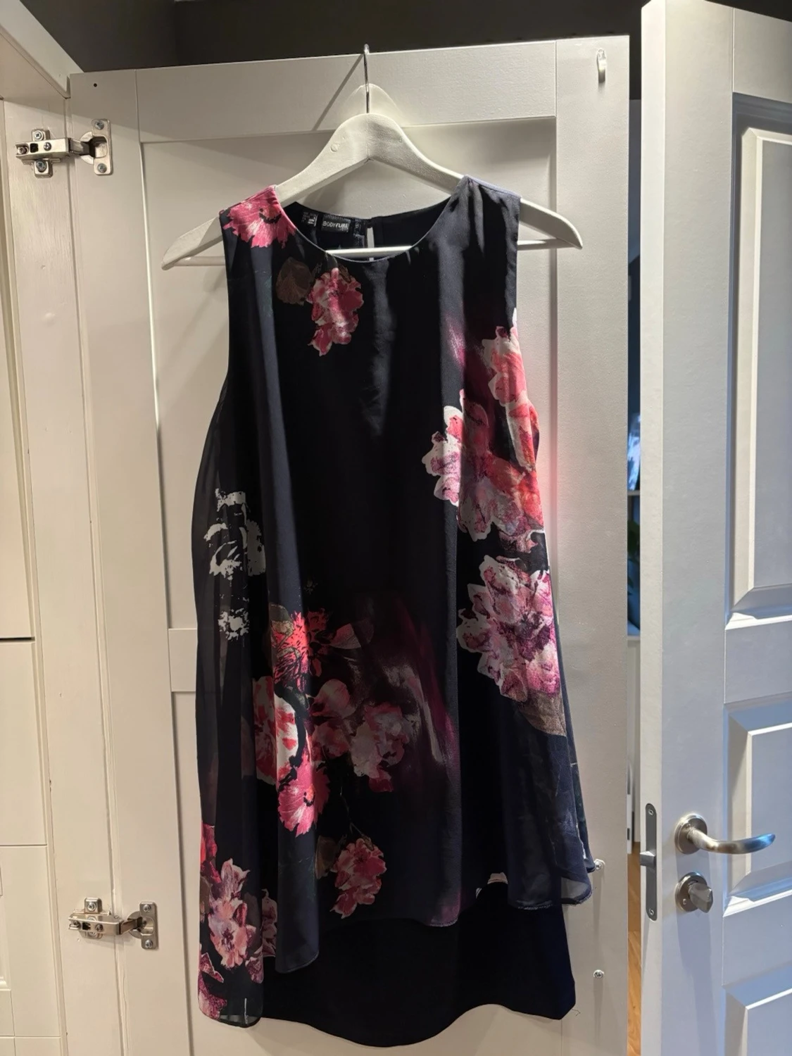 Svart blommig klänning Bodyflirt S