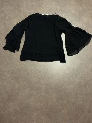 blus svart 146 - säljer en blus i storlek 146 