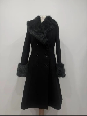 1930-tals inspirerad kappa svart och mörkgrön - Svart kappa med mörkgröna detaljer, ser svarta ut, med 3 stycken knappar. Storlek S men passar nog också M, kolla bara måtten 🥰 Manschettern och kragen är avtagbara. Två ställen på ärmen och kragen har en trasig resår som enkelt går att fixa. 🩷Mått: Längd 102cm. Ärmlängd 62cm. Axelvidd 39cm. Bystvidd 42cm. Midjemidd 40cm. Kappan är väldigt varm! 🩷🙌