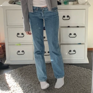  Straight jeans - Ljusblå straight jeans i storlek 24/32. Har dock sprättat upp längst ner för att de ska bli lite längre, passar mig perfekt som är 1.66☺️