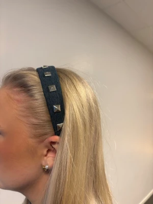 Diadem 💙 - Mörkblått diadem av återvunna jeans med silvriga nitar, med silke inuti!💙 Diademet är ca 12 cm diameter🌟