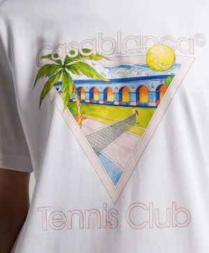 Vit Casablanca Tennis Club t-shirt - Snygg vit t-shirt från Casablanca med färgglatt tryck framtill som visar en tennisbana, palm och boll. Modellen har korta ärmar och en klassisk rund hals. Materialet är mjuk bomull och passformen är loose. Perfekt för dig som gillar sportig och chill stil.