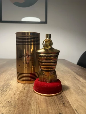 Jean Paul Gaultier Le Male Elixir - Snygg och lyxig parfym i ikonisk guldflaska. Perfekt för dig som vill sticka ut och addera en exklusiv touch till din stil. Limited edition-känsla med cool design. Ca 100 ml kvar