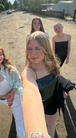 Grönt paljettlinne/ nyårstopp - Säljer ett glittrigt grönt linne med paljetter och tunna axelband, perfekt till nyårsfesten! 🤩🤗 Linnet är endast använd en gång och är i MYCKET BRA skick!! 🥰 